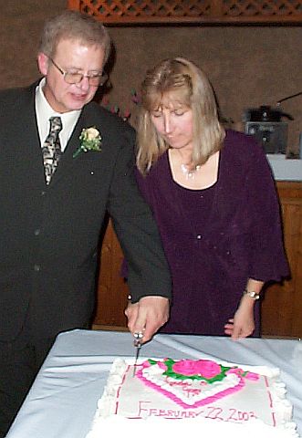 Lynda and Gary cutting the cake