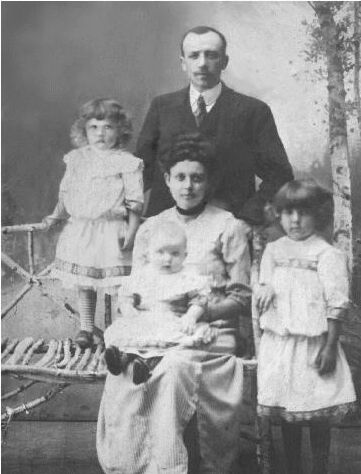 The family of Franz Gerhardt Gaede and Rosalia Adeline Tietz ca.1914, 27 KBytes, 367x480